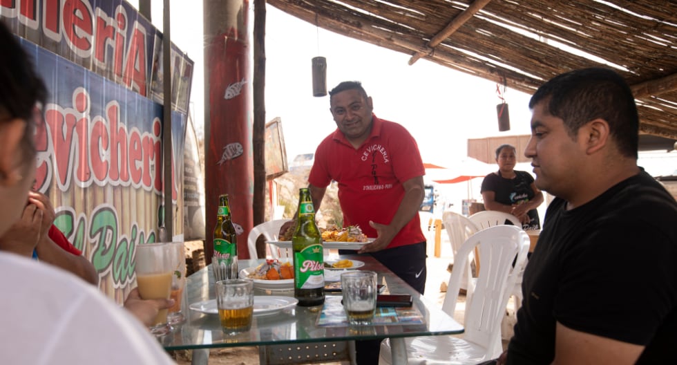 Vecino de Villa María del Triunfo brinda una gran atención a sus fieles clientes que llegan en auto o mototaxi. (Foto: José Rojas / GEC)