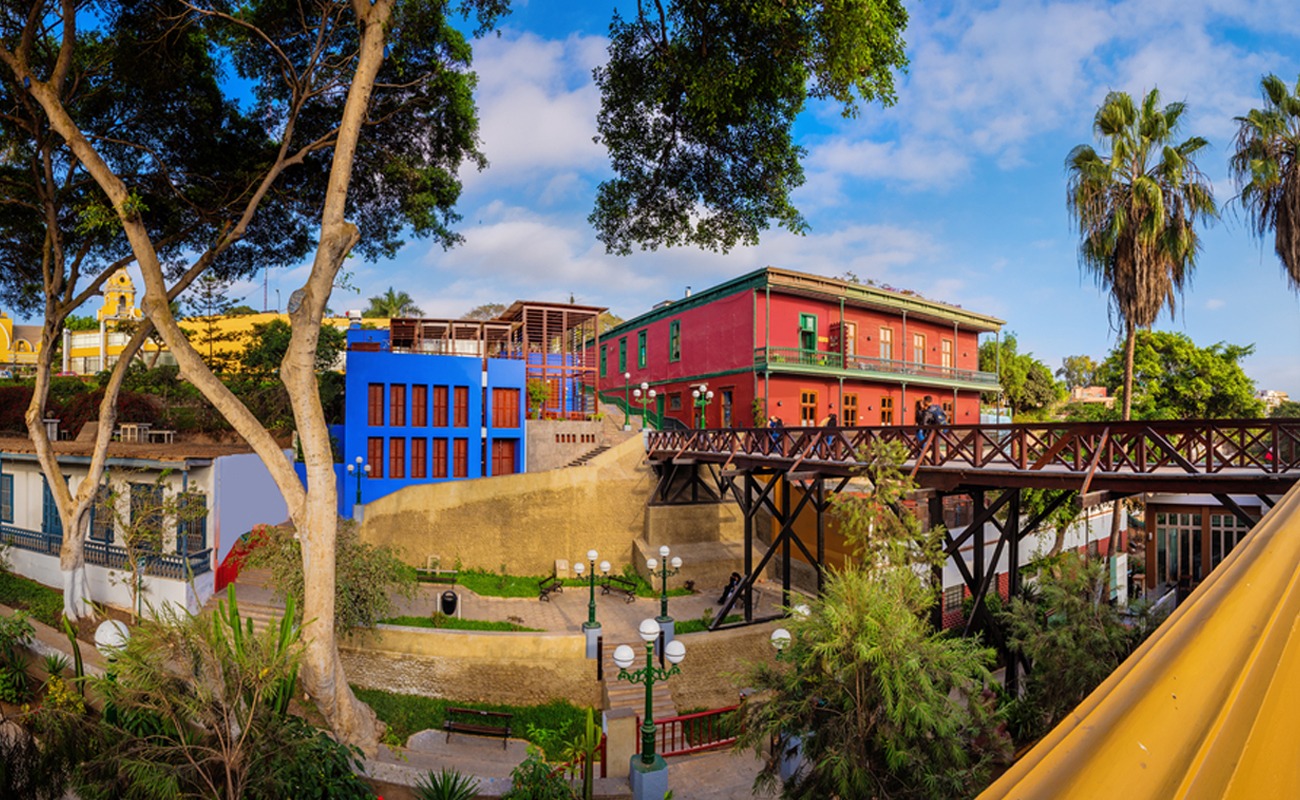 El distrito de Barranco es uno de los más turísticos de la ciudad, ya que se destaca por ser bohemio y artístico. Puedes pasear en el Puente de los suspiros, símbolo de las parejas enamoradas o caminar por la Bajada de los baños y contemplar las casonas virreinales y el mar. Además, en el camino verás murales artísticos, perfectos para sacarse una fotografía. (Foto: Shutterstock)