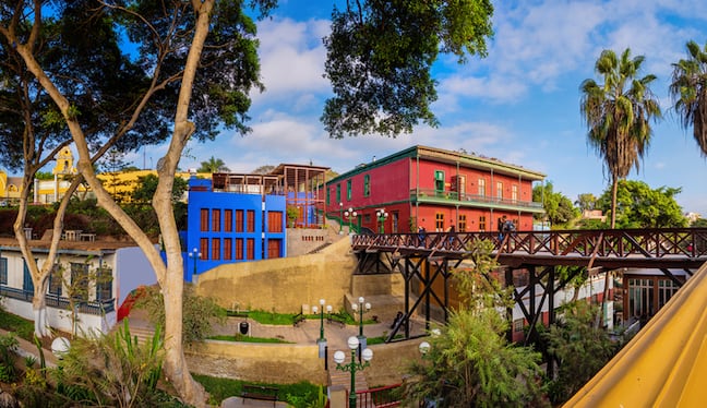 El distrito de Barranco es uno de los más turísticos de la ciudad, ya que se destaca por ser bohemio y artístico. Puedes pasear en el Puente de los suspiros, símbolo de las parejas enamoradas o caminar por la Bajada de los baños y contemplar las casonas virreinales y el mar. Además, en el camino verás murales artísticos, perfectos para sacarse una fotografía. (Foto: Shutterstock)