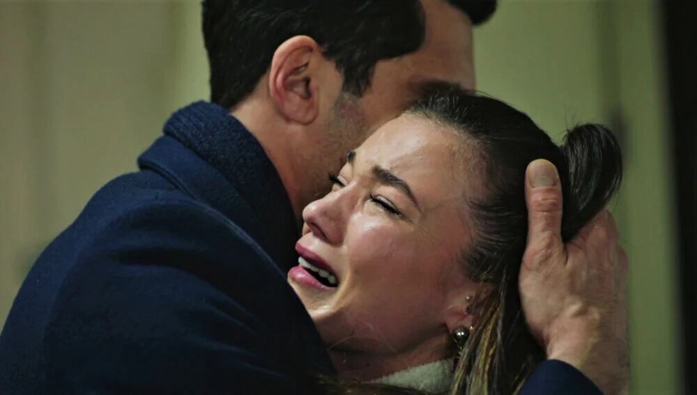 Ceylin descubre que su padre está muerto en la telenovela turca "Secretos de familia" (Foto: Ay Yapım)