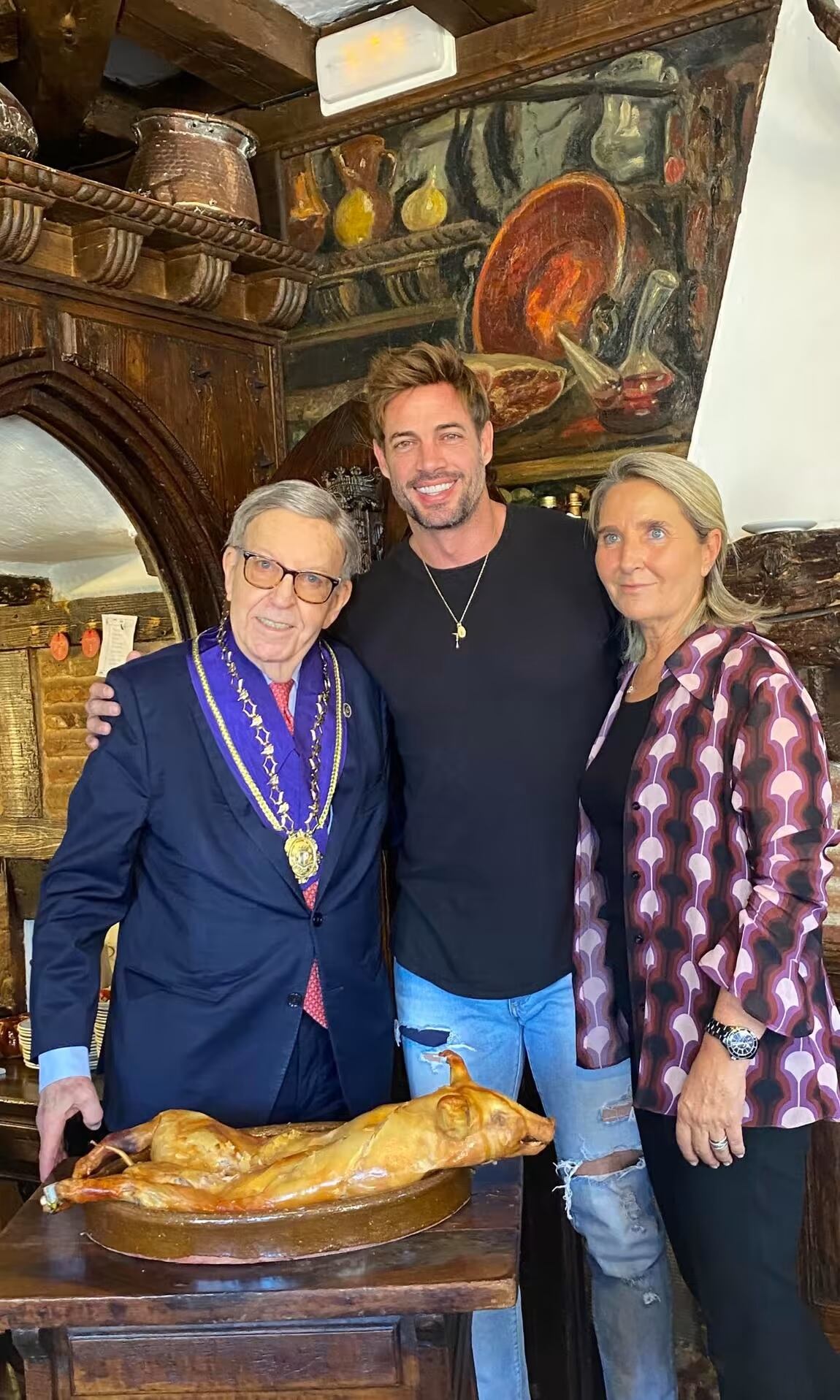 El cubano William Levy junto al dueño del restaurante Alberto Cándido y su esposa (Foto: Mesón de Cándido / Instagram)