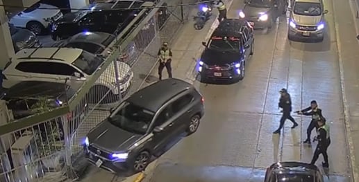 Raqueteros son rodeados por policías, chocan contra reja y escapan en Miraflores