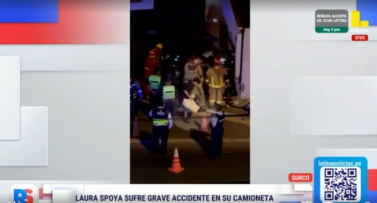 Captan a joven retirando cosas del auto accidentado de Laura Spoya, mientras ella era atendida por los bomberos y la policía.