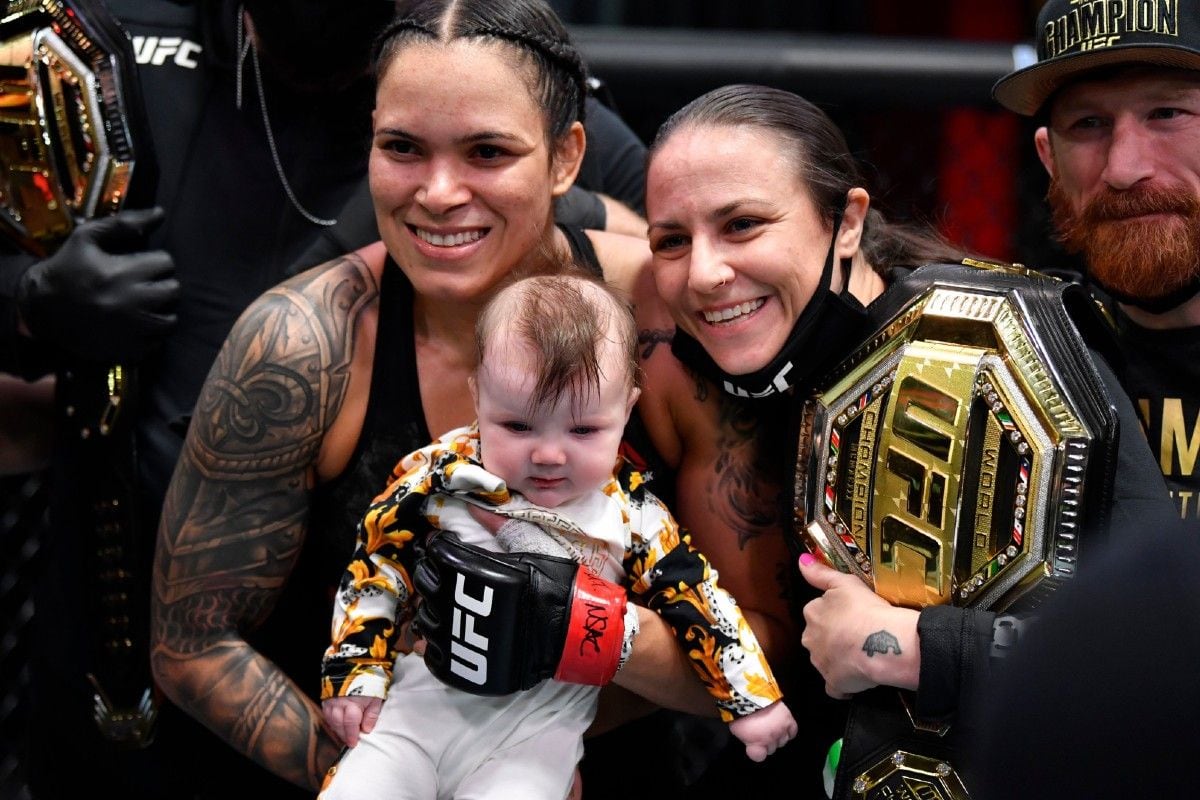 'La Leona' Amanda Nunes celebra el triunfo sobre Megan Anderson con su bebé (UFC)