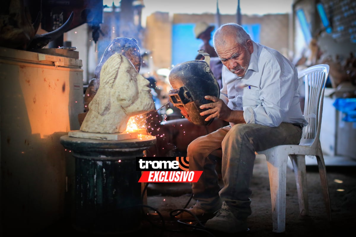 Escultor Antonio Pareja en su taller de Carabayllo. Foto: César Bueno