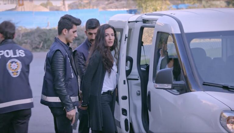 Hülya y Melis van a prisión (Foto: Stellar Yapım)