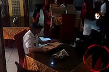 ¡ABUELOS DEL ROBO! Adultos mayores fingían ser clientes y robaban en chifas de Jesús María