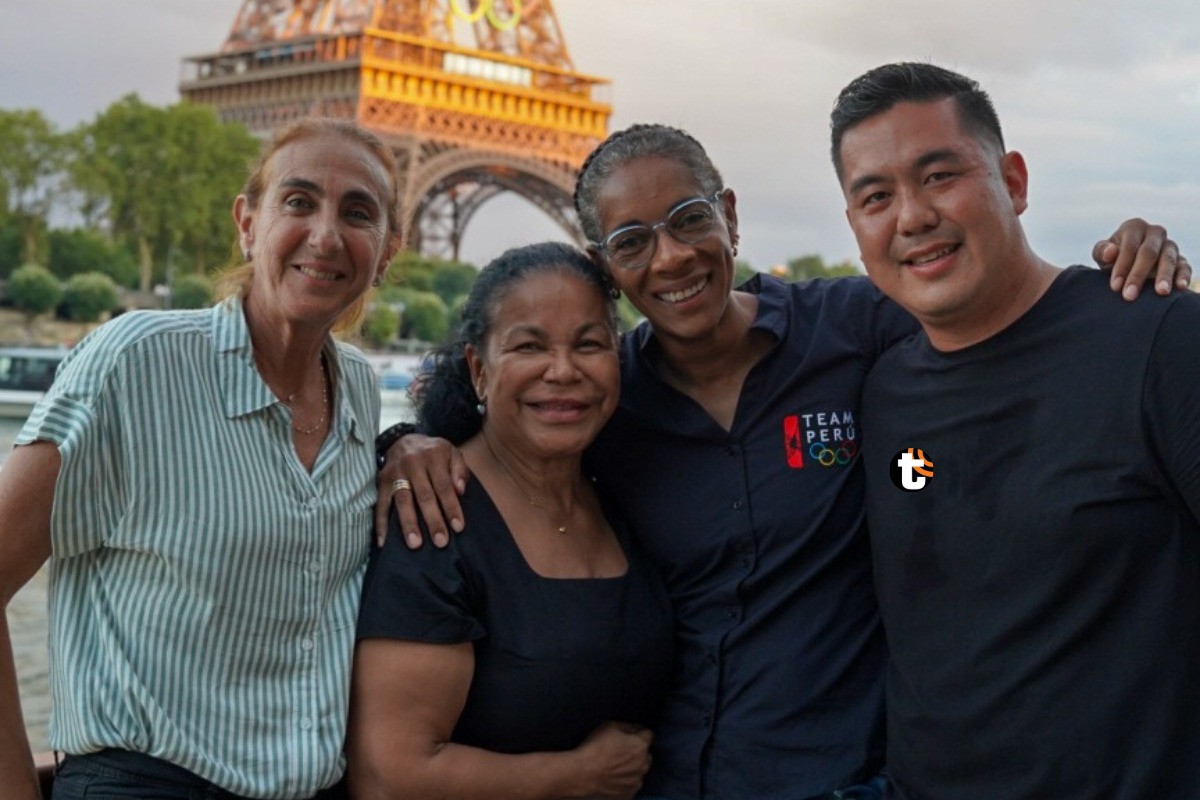 Natalia Málaga, Eva Ayllón y Leyla Chihuán navegaron sobre las aguas del río Sena con la torre Eiffel de fondo. Foto: Team Perú.
