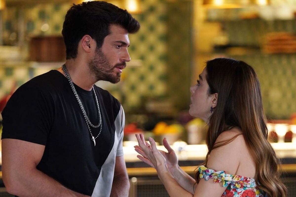 Özgür y Ezgi se conocer en el restaurante (Foto: Gold Film)