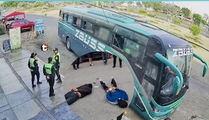 ¡Cayeron tras atacar a patrullero! A balazos detienen a dos sospechosos vinculados a atentado contra empresa ZBuss