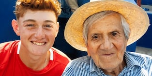 Ignacio Buse junto a su abuelito Gastón Acurio Velarde. (Redes sociales)
