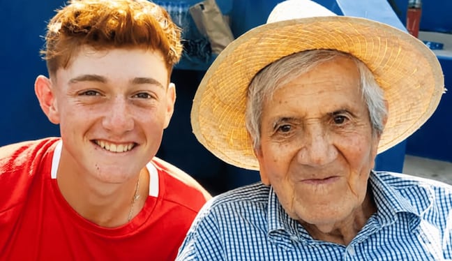 Ignacio Buse junto a su abuelito Gastón Acurio Velarde. (Redes sociales)