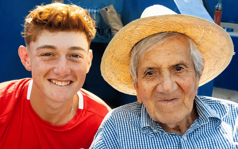 Ignacio Buse junto a su abuelito Gastón Acurio Velarde. (Redes sociales)
