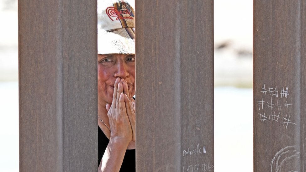 Una migrante de Venezuela intentando cruzar a EE.UU. desde México, el 19 de agosto de 2022 (Foto: Getty)