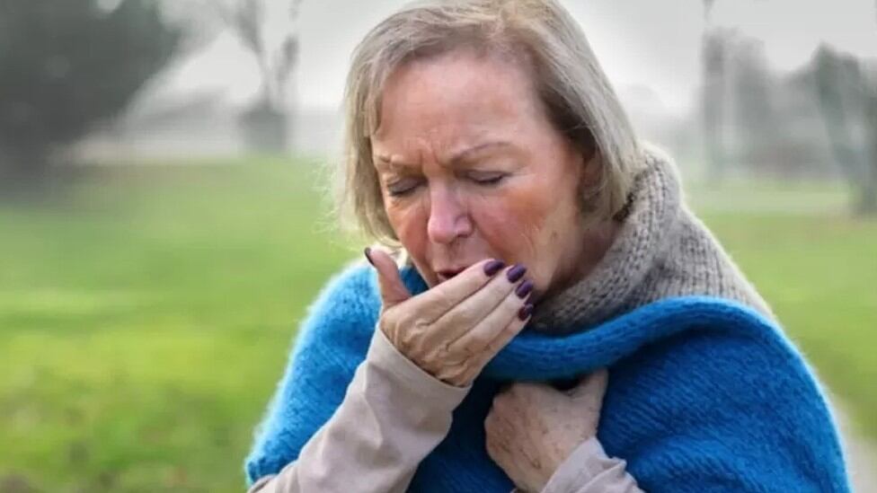 Mujer tosiendo como consecuencia de una enfermedad respitaroria. La tos es un síntoma común del coronavirus y la gripe (Foto: Getty)