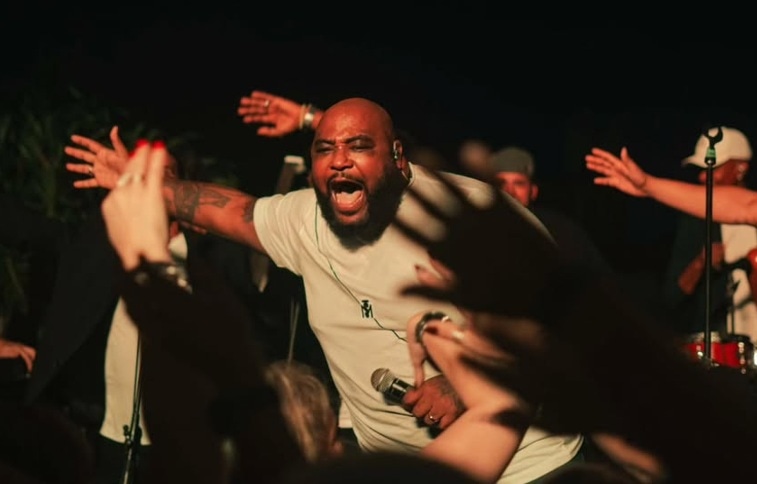 Alexander Abreu sopla 18 velitas. (@alexander_de_primera)