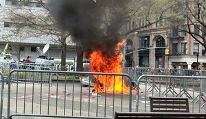 ¡Terror en EE. UU.! Hombre se prende fuego en las afueras del tribunal en donde se realiza juicio a Donald Trump