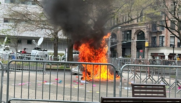 TROME - ¡Terror en EE. UU.! Hombre se prende fuego en las afueras del tribunal en donde se realiza juicio a Donald Trump