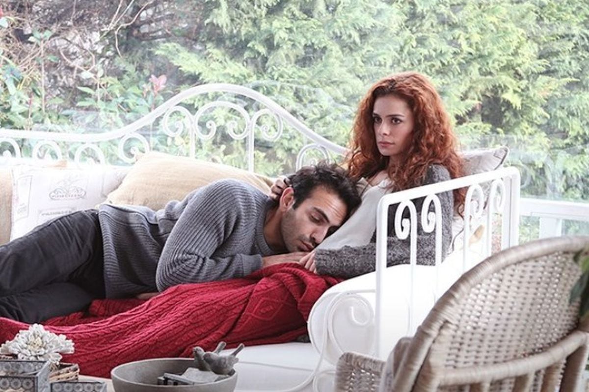 Özge Özpirinççi y Buğra Gülsoy protagonizan "Amor a segunda vista" (Foto: Süreç Film)