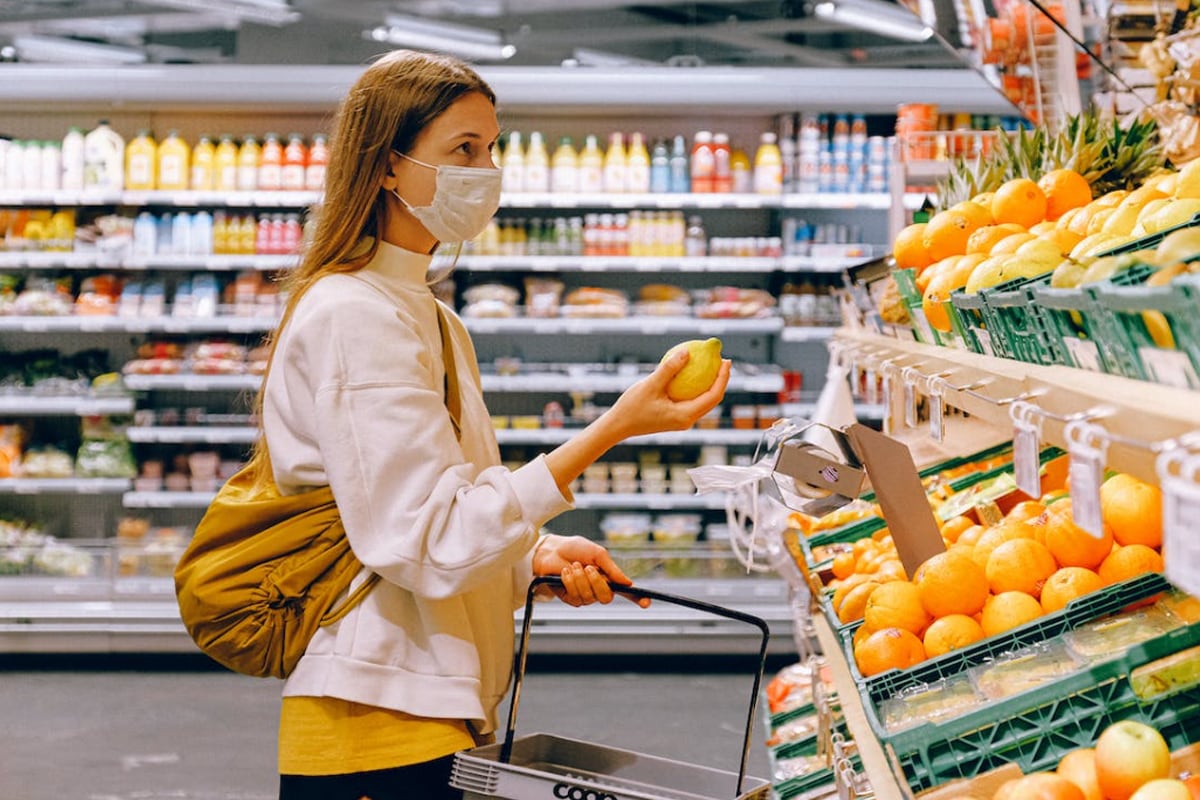 Una mujer haciendo compras en el supermercado. (Foto: Pexels)