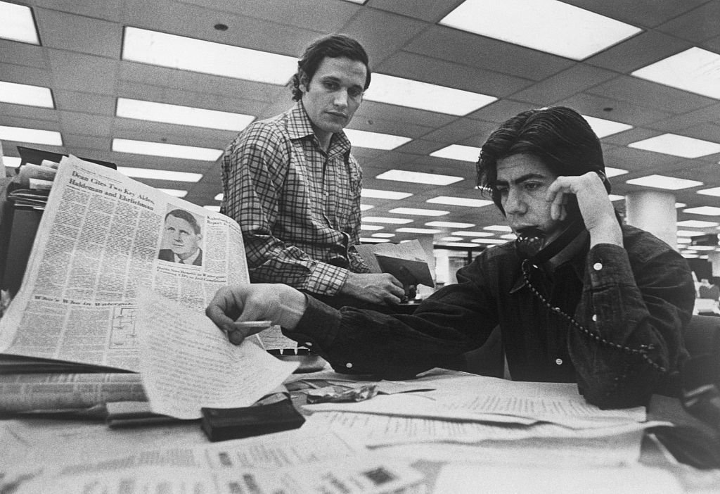 Bob Woodward y Carl Bernstein (al teléfono) del Washington Post. (Getty)