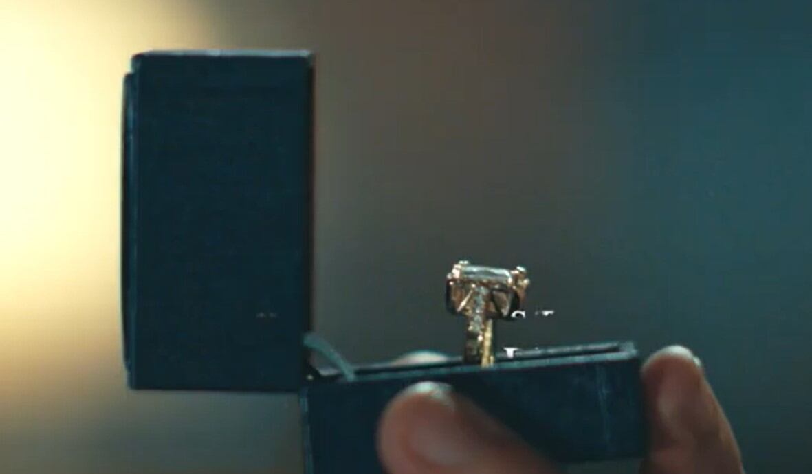 El anillo de compromiso que le entrega Aras a Asya (Foto: Med Yapim)