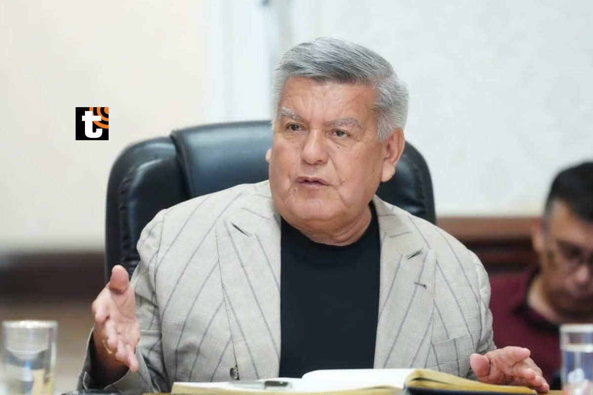 Sus opositores critican que el excandidato presidencial haya pasado más tiempo en Madrid que en algunas provincias liberteñas.