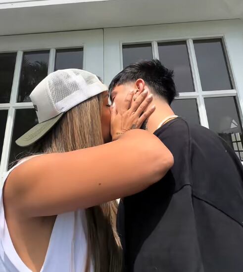 Shirley Arica y Diealis se dan apasionado beso como parte de una grabación.