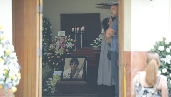 Restos del cantante Pedro Suarez Vertiz son velados en la iglesia Señora de Fatima en Miraflores. Foto: Britanie Arroyo / @photo.gec