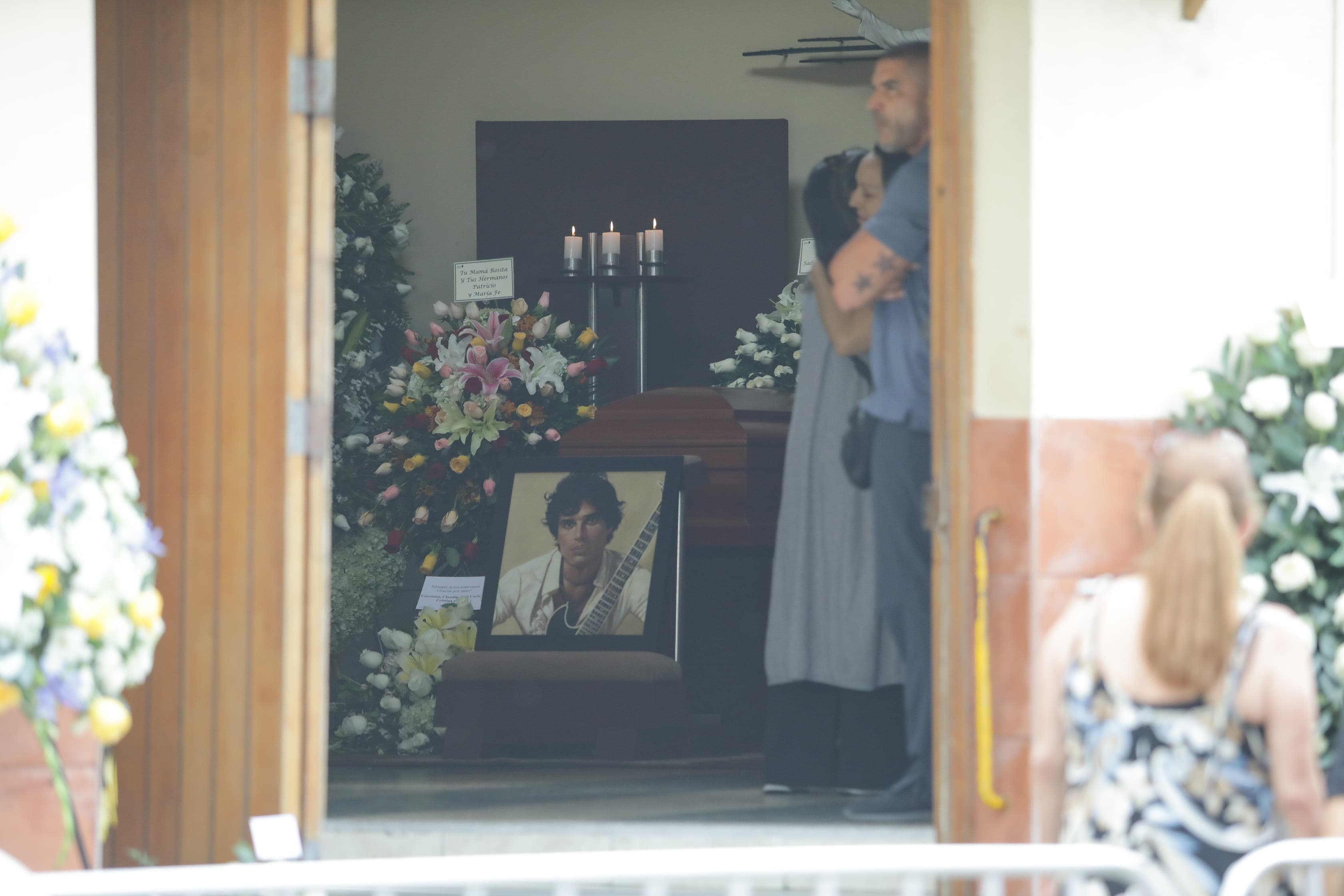 Restos del cantante Pedro Suarez Vertiz son velados en la iglesia Señora de Fatima en Miraflores. Foto: Britanie Arroyo / @photo.gec