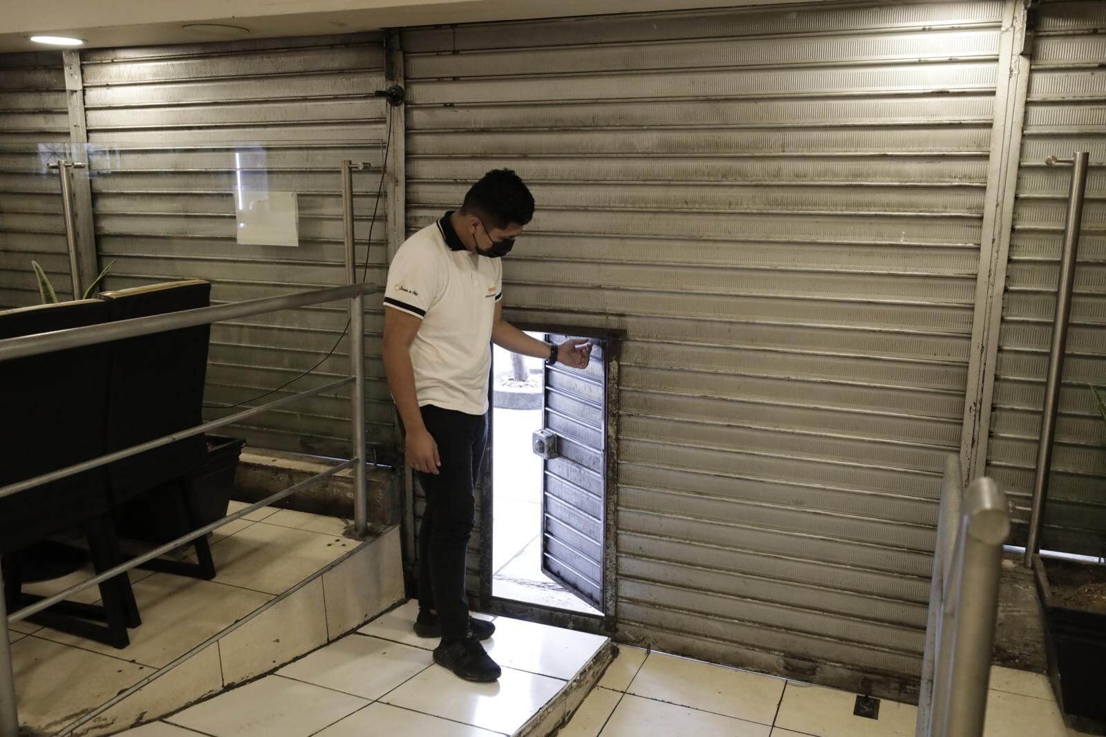 Para la fechoría, los ladrones violentaron los candados de la puerta y los lugares donde estaban los televisores. | Foto: Jessica Vicente