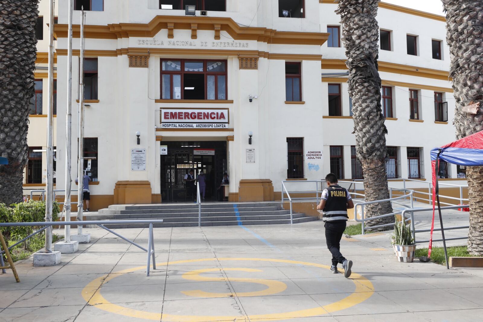 Víctima fue trasladada, en un inicio, al área de Emergencias del hospital Loayza. Luego fue derivada a otro pabellón. | Foto: Joseph Ángeles / Diario Trome