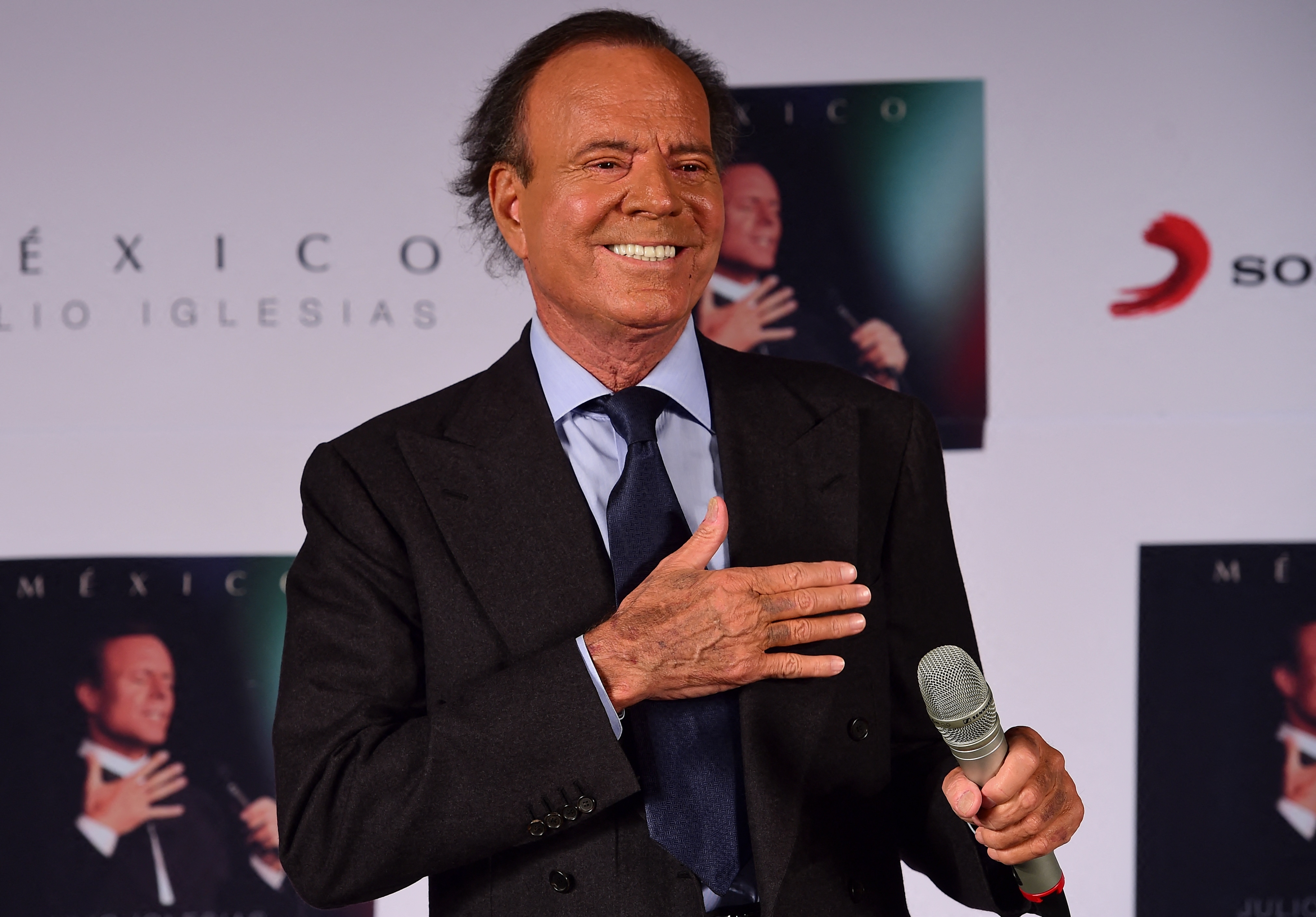 Julio Iglesias se salvó de investigación de la justicia española. (Photo by RONALDO SCHEMIDT / AFP)