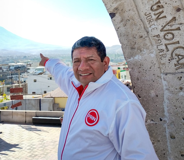 Walter Chirinos laboró como Director General de Gobierno del Interior en el Ministerio del Interior en 1998. Actualmente postula a la presidencia por el Partido Político PRIN. (Facebook)