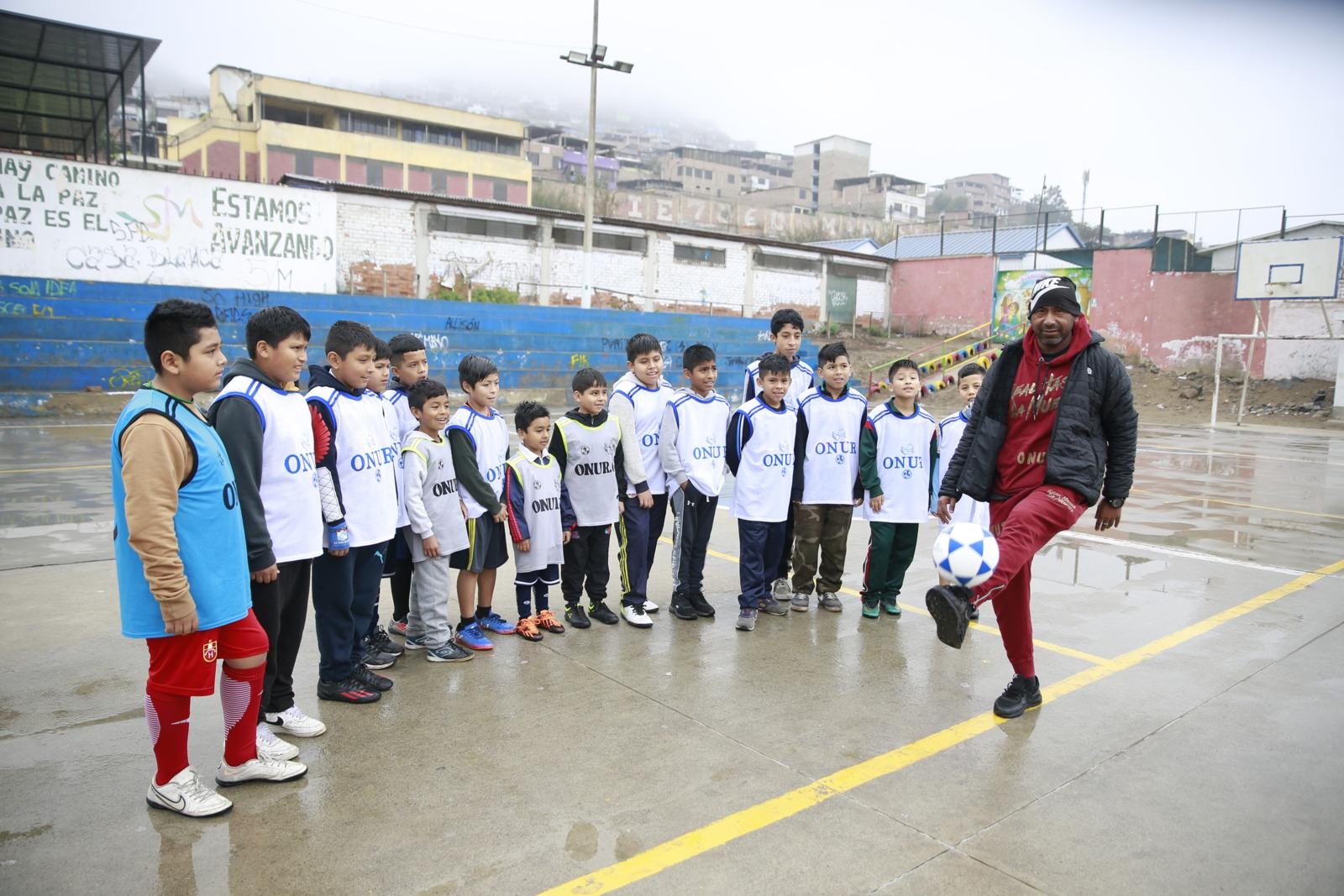 Apoya a los niños enseñándole secretos del balompié (Foto: Allengino Quintana)