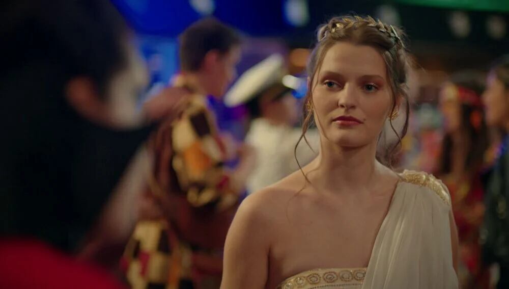 Harika ataca a Aybike y Asiye (Foto: NG Medya)