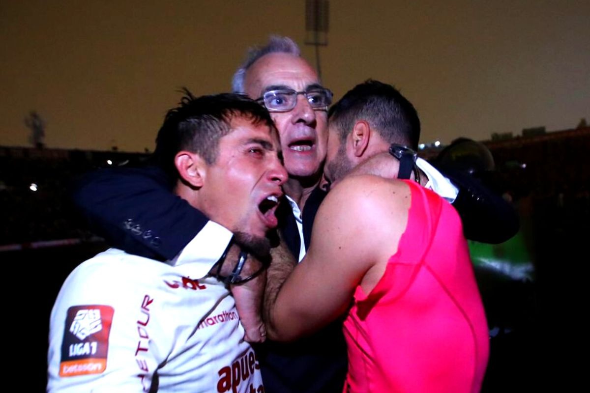 Universitario campeonó, pero tuvo que celebrar a oscuras (Foto: GEC)