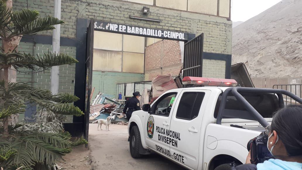 Volquete se estrella contra el penal de Barbadillo. (fotos: Mónica Rochabrum/Trome)