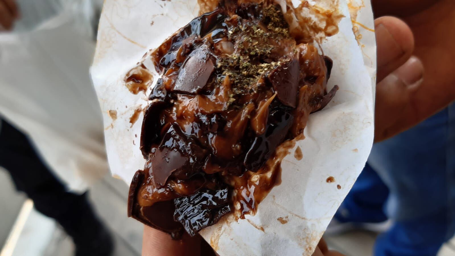 Mujer fue detenida con 18 chocotejas mezcladas con marihuana. | Foto: Difusión