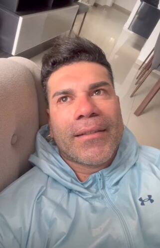 'Tomate' Barraza llora y se siente orgulloso al hablar de sus hijas.