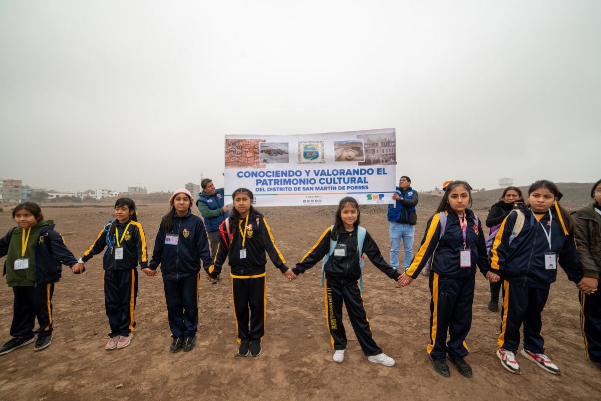 La visita culminó con el denominado ‘abrazo a la huaca’. Fotos: Municipalidad de San Martín de Porres.