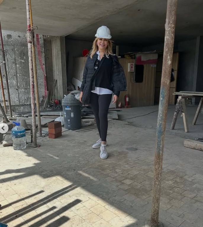 Gisela Valcárcel construyendo su nueva casa en la playa.