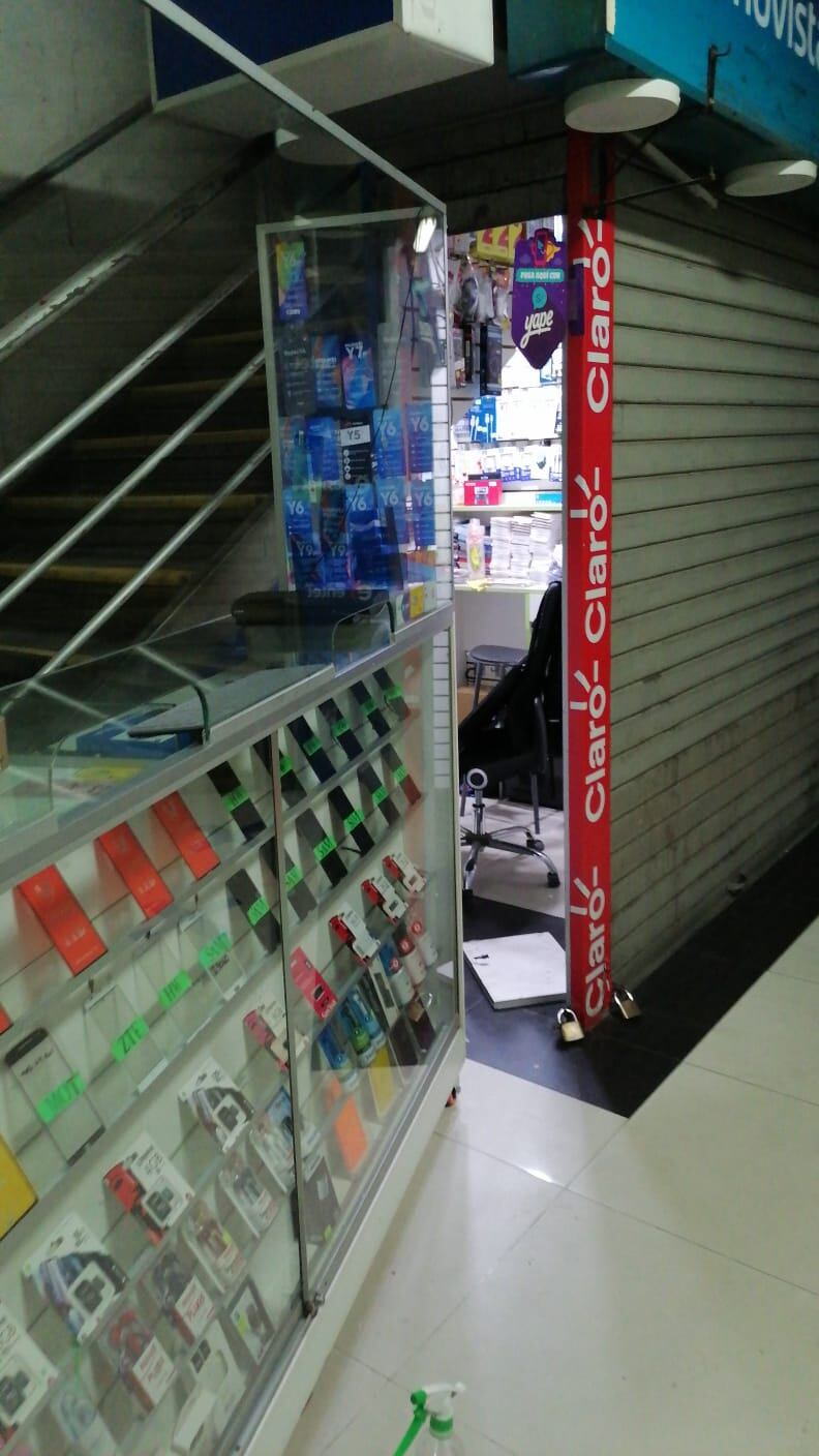 Una banda de delincuentes robaron cuantiosos equipos de telefonía celular de 40 tiendas de una galería comercial, en San Juan de Lurigancho.