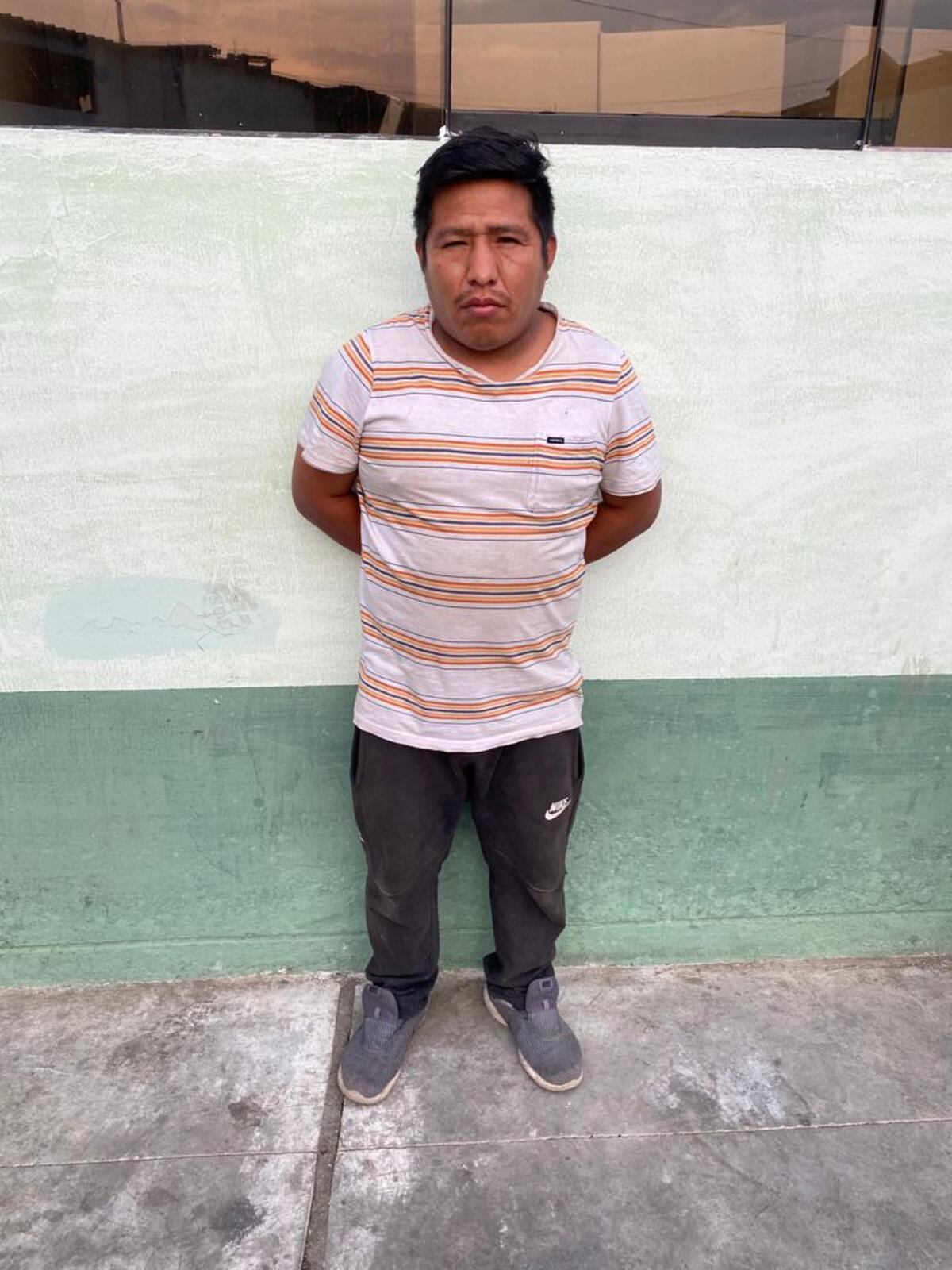 Presuntos integrantes de la banda de robacarros, así como las cosas incautadas, permanecen en las oficinas de la Diprove. Aquí, Raúl Chate. | Foto: Joseph Ángeles