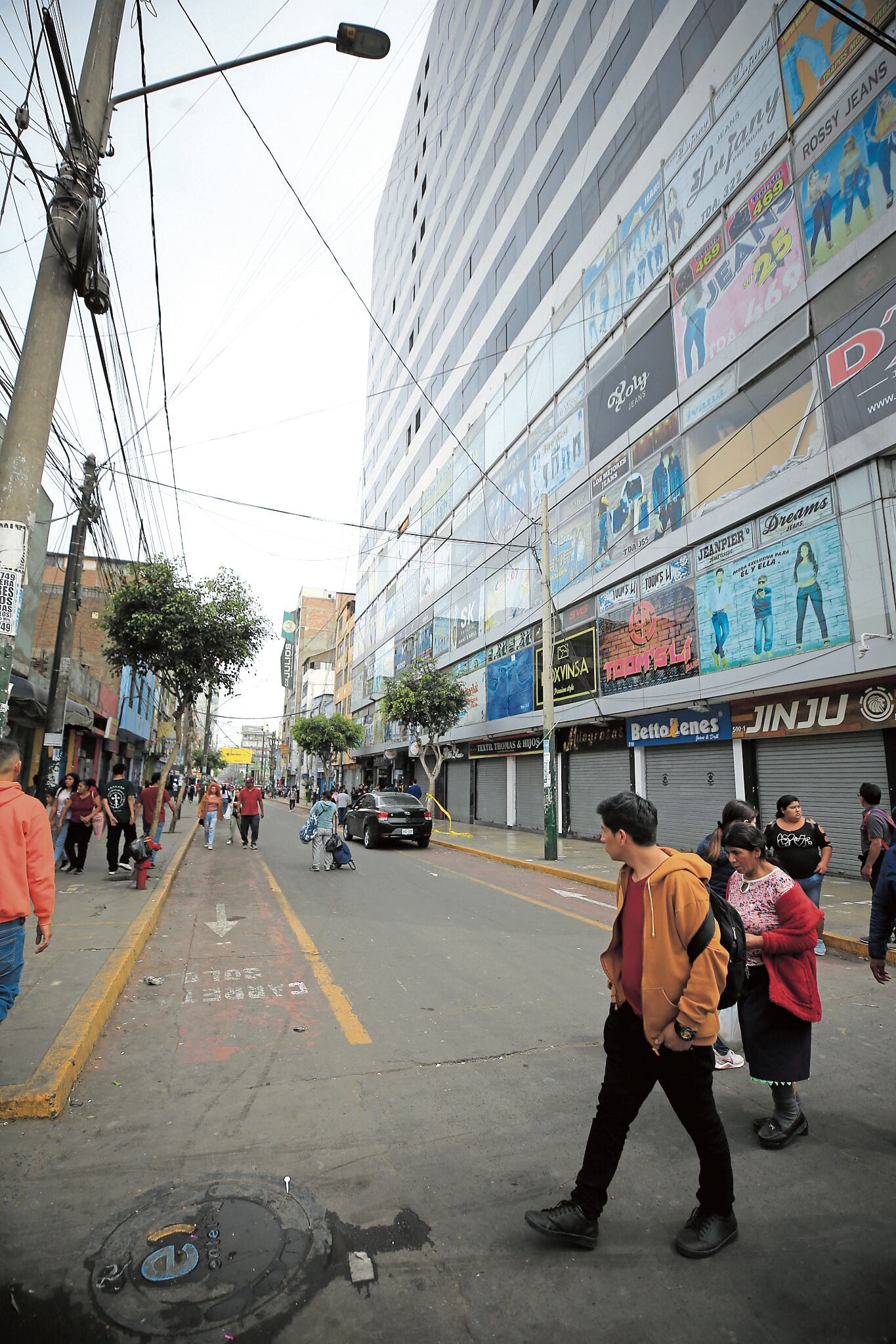 Hombre en llamas se arrojó de piso 11 de galería en Gamarra