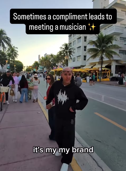 Influencer no reconoce a Gian Marco en los Estados Unidos al abordarlo.