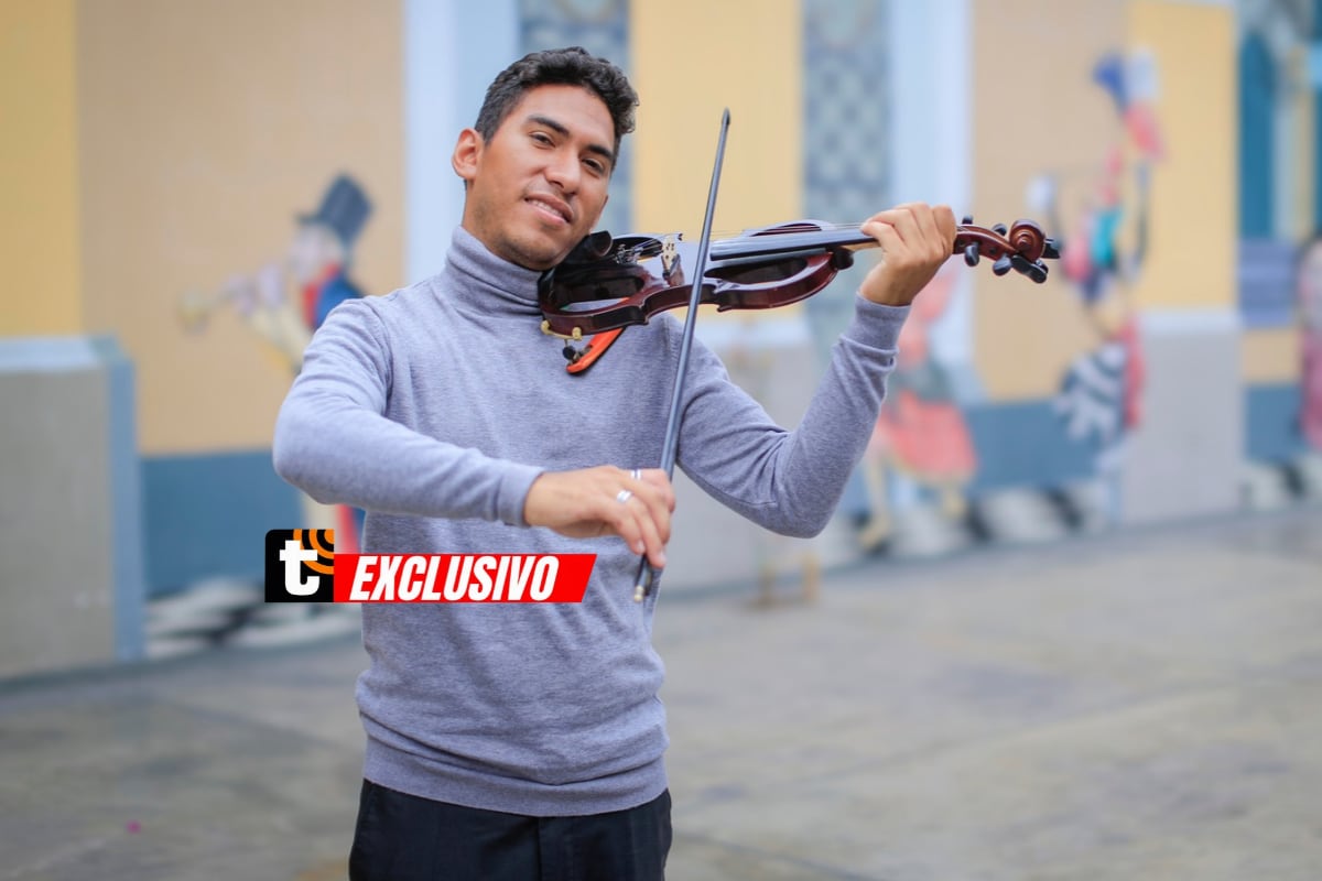 Llegó al Perú para trabajar como pescador, pero la música pudo más. Con su violín interpreta baladas antiguas, rock, reguetón y hasta salsa. Foto: César Bueno.