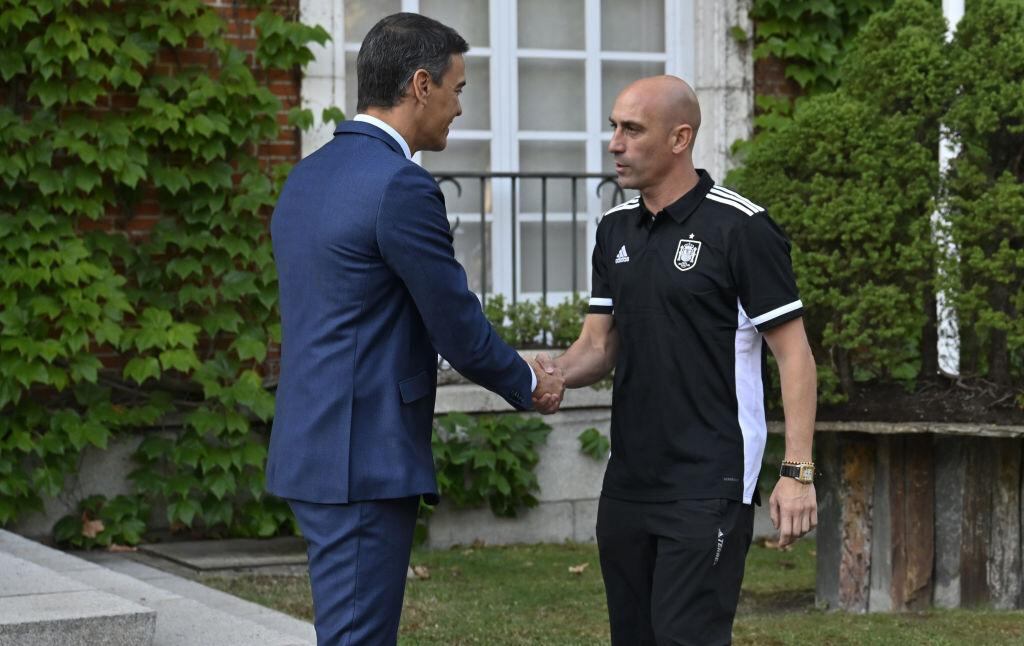 Pedro Sánchez recibió a Rubiales y a las jugadoras en Madrid tras la victoria.