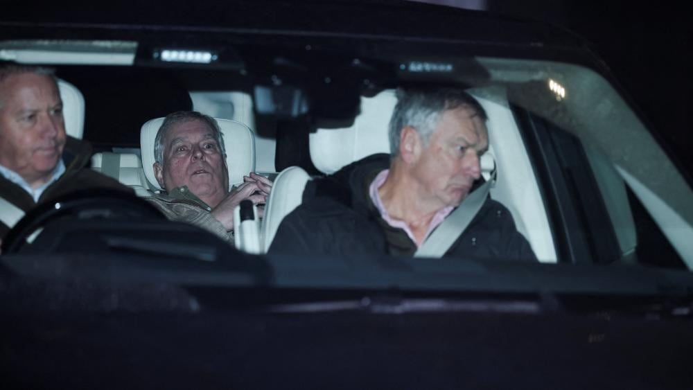 Andrés abandonó la estación de policía y fue trasladado en un vehículo particular.