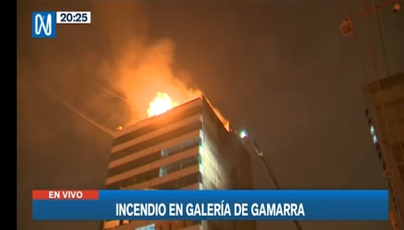 Incendio se registró en edificio en La Victoria. (Foto: Captura Canal N)